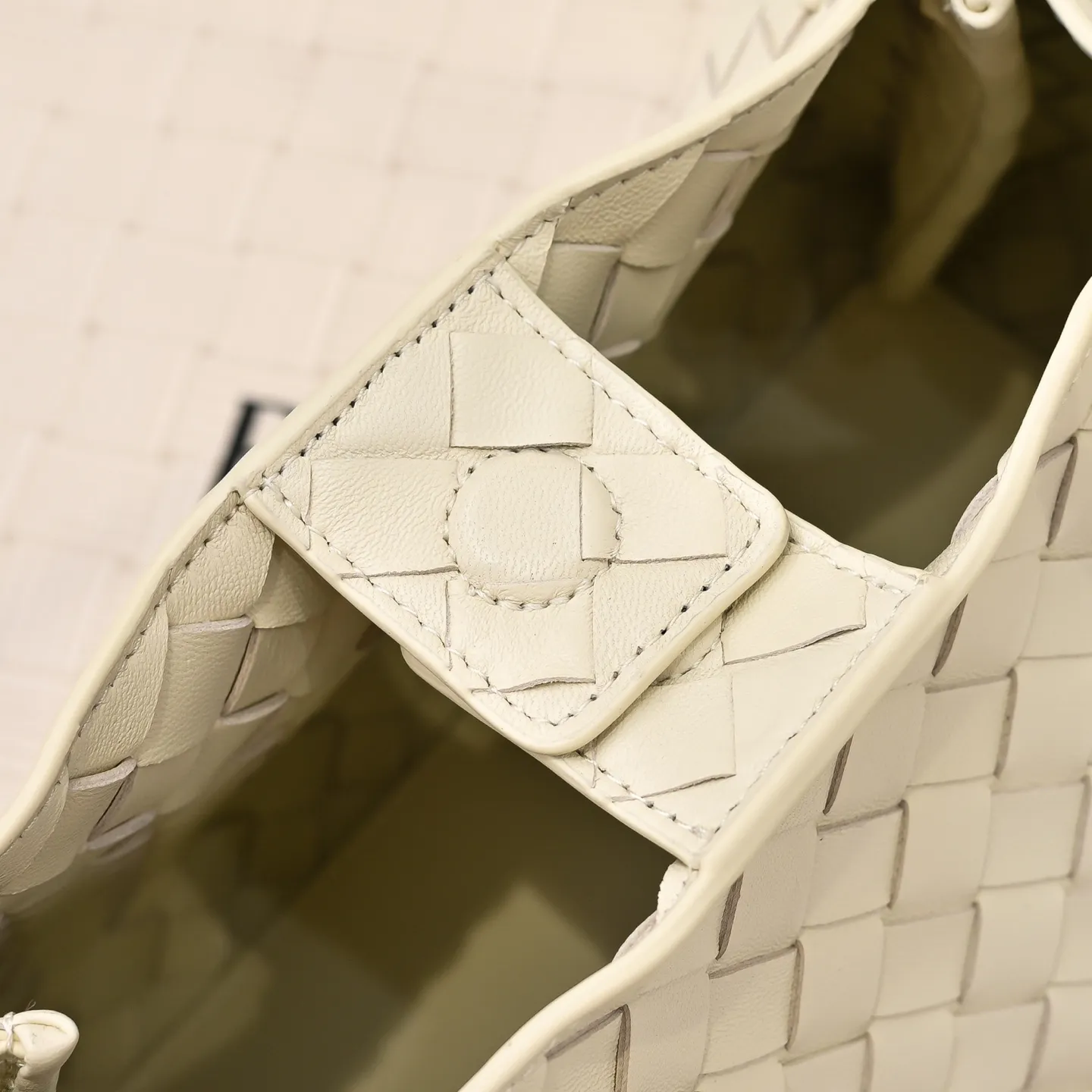 Batch 2060 BOTTEGA VENETA 2025 Autumn New Product Medium Parachuta The long-awaited new medium parachuta is here, with a unique appearance and iconic metal knots, and a whole piece of leather folds the four corners into a parachute shape! The exquisite Knot metal buckle is like putting jewelry on a bag. It is high-end and elegant. Its super capacity can hold all your things! The overall effect of this bag is very different from before. It is neither too delicate to provide a large capacity nor too bulky because of its practicality. It simply provides a perfectly suitable bag for casual and simple people👜 Style number: 5921 Size: 29.5*18.5*17.5cm